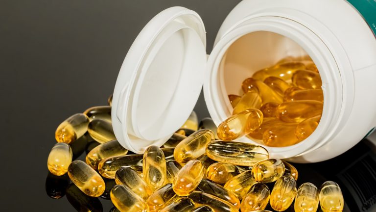 Top 6 Benefits of vitamin E capsules for oily skin and How to use it Top 6 Benefits of vitamin E capsules for oily skin and How to use it